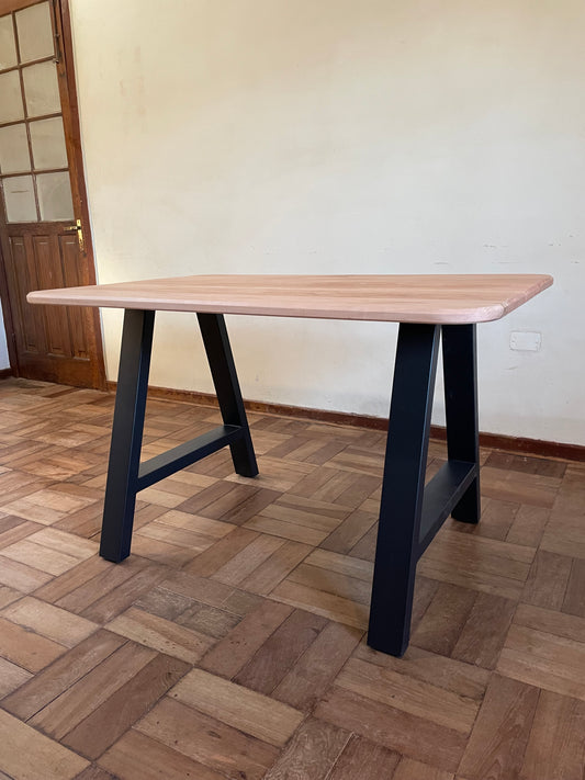 Mesa con patas metálicas - Madera de lenga