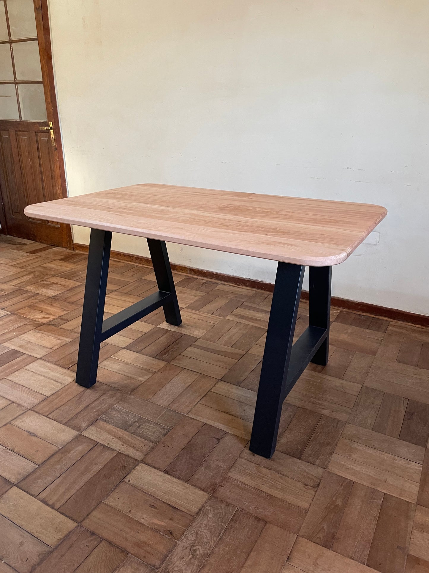 Mesa con patas metálicas - Madera de lenga