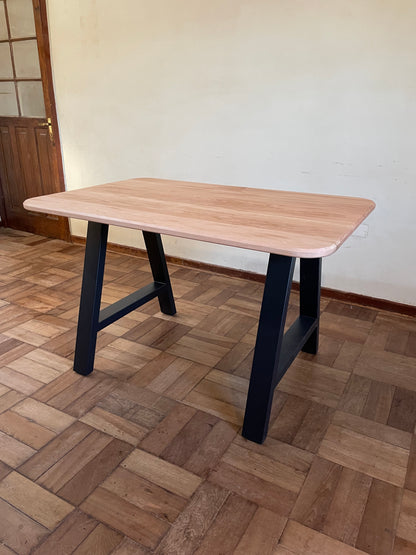 Mesa con patas metálicas - Madera de lenga