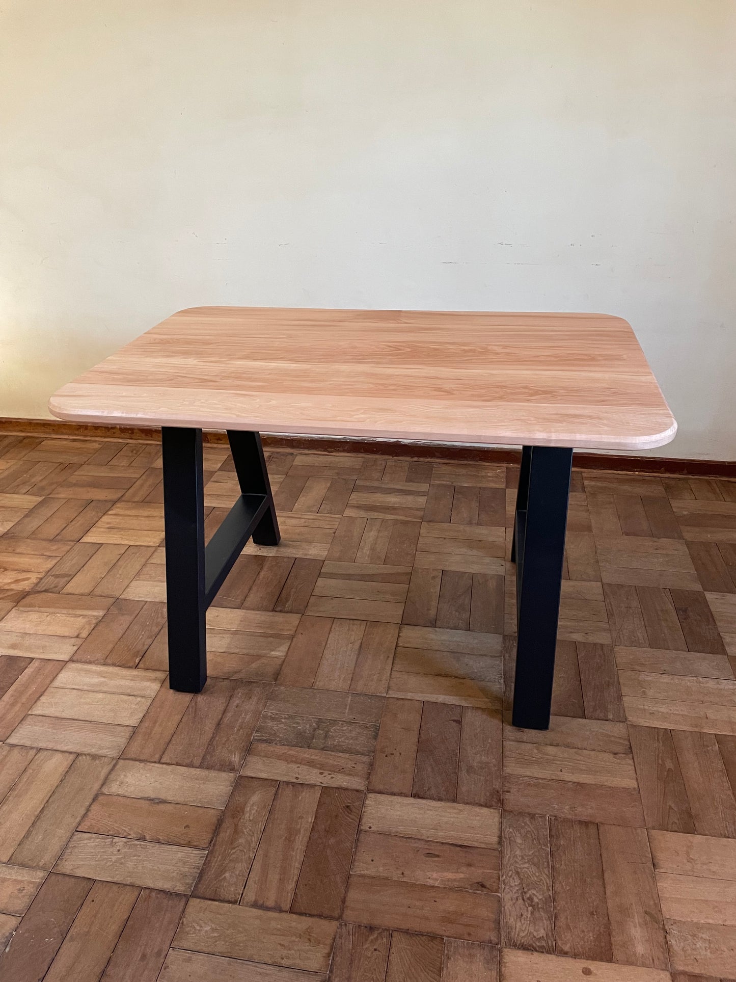 Mesa con patas metálicas - Madera de lenga