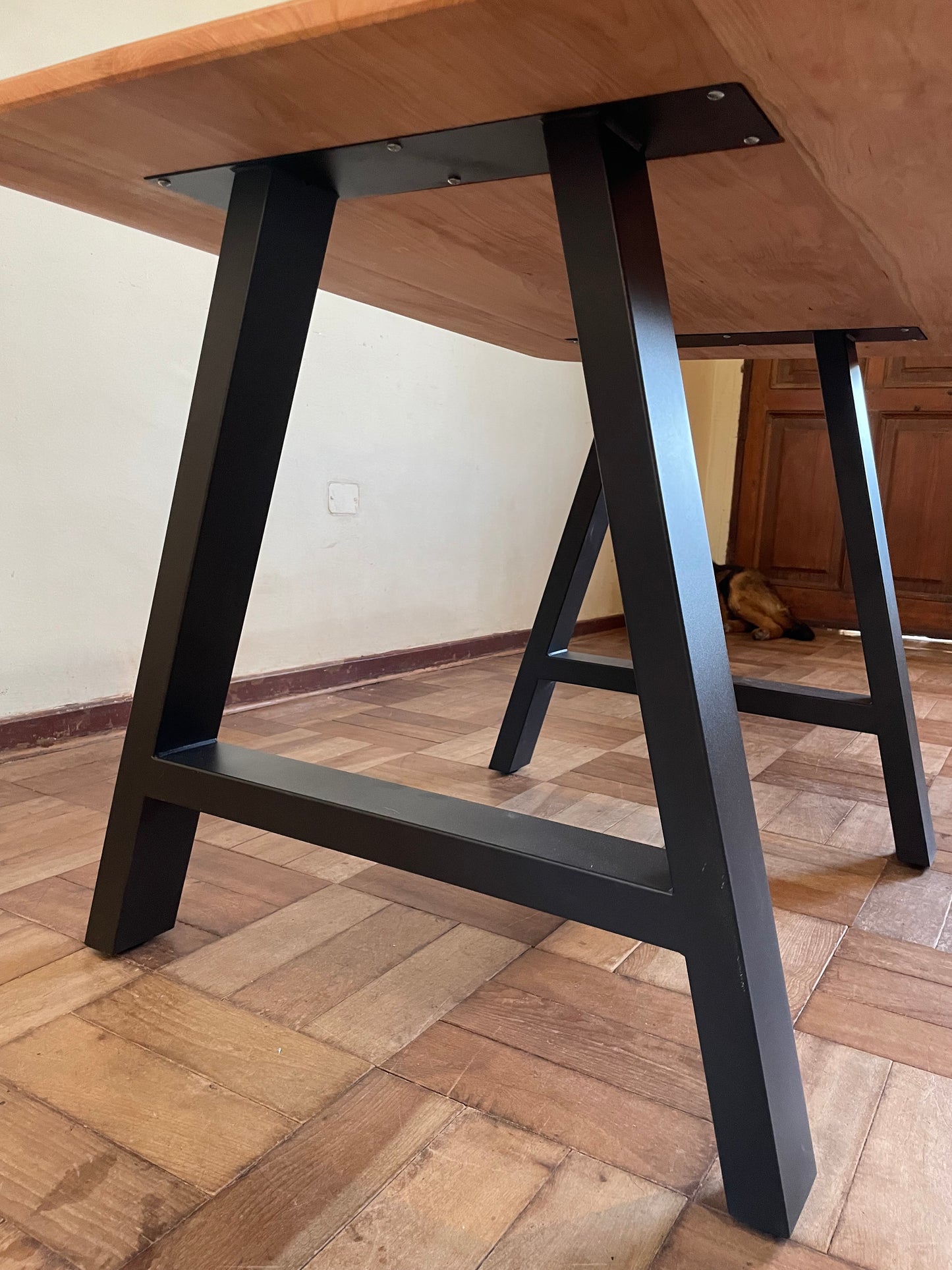 Mesa con patas metálicas - Madera de lenga