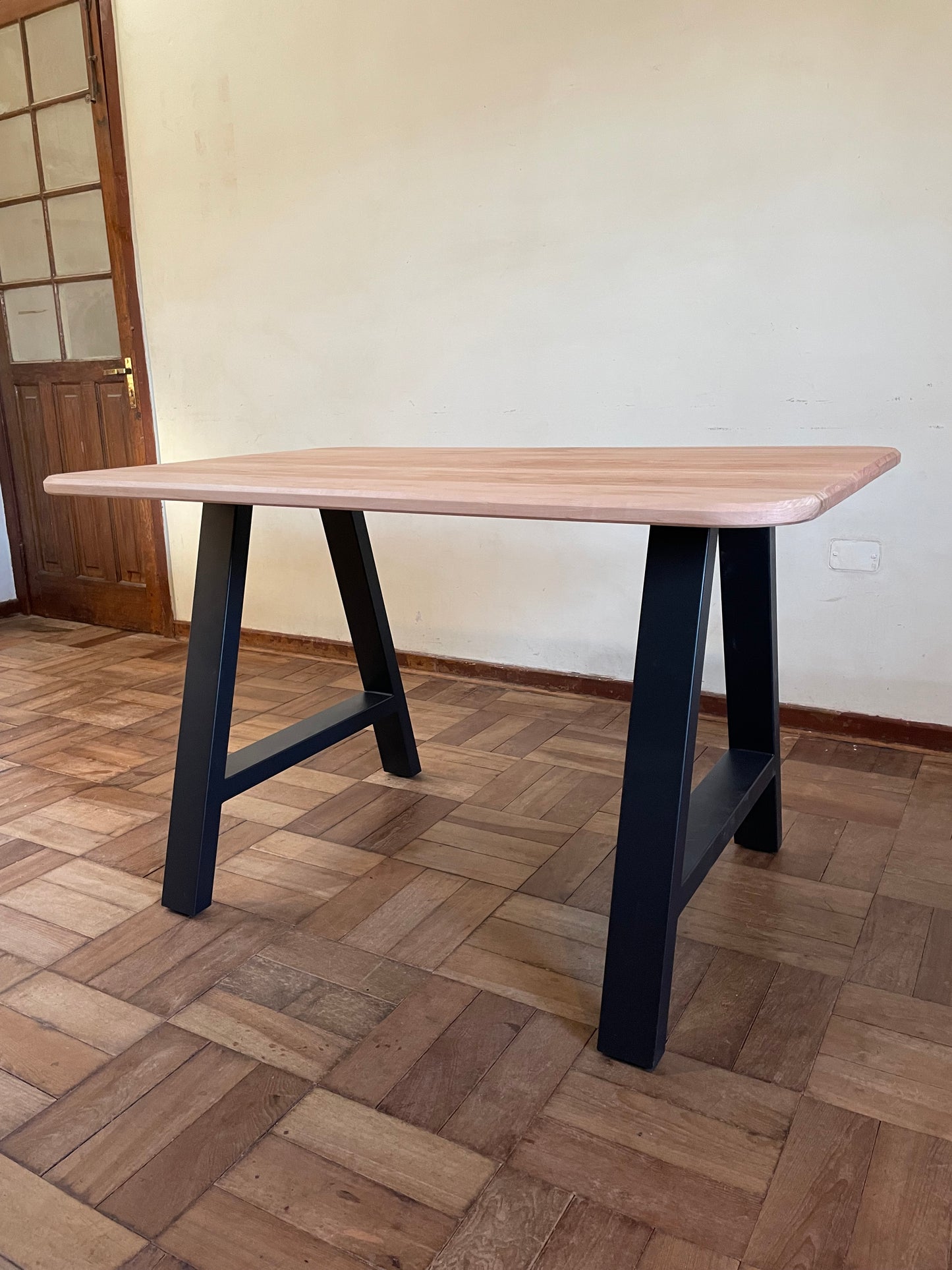 Mesa con patas metálicas - Madera de lenga