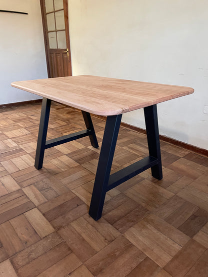 Mesa con patas metálicas - Madera de lenga